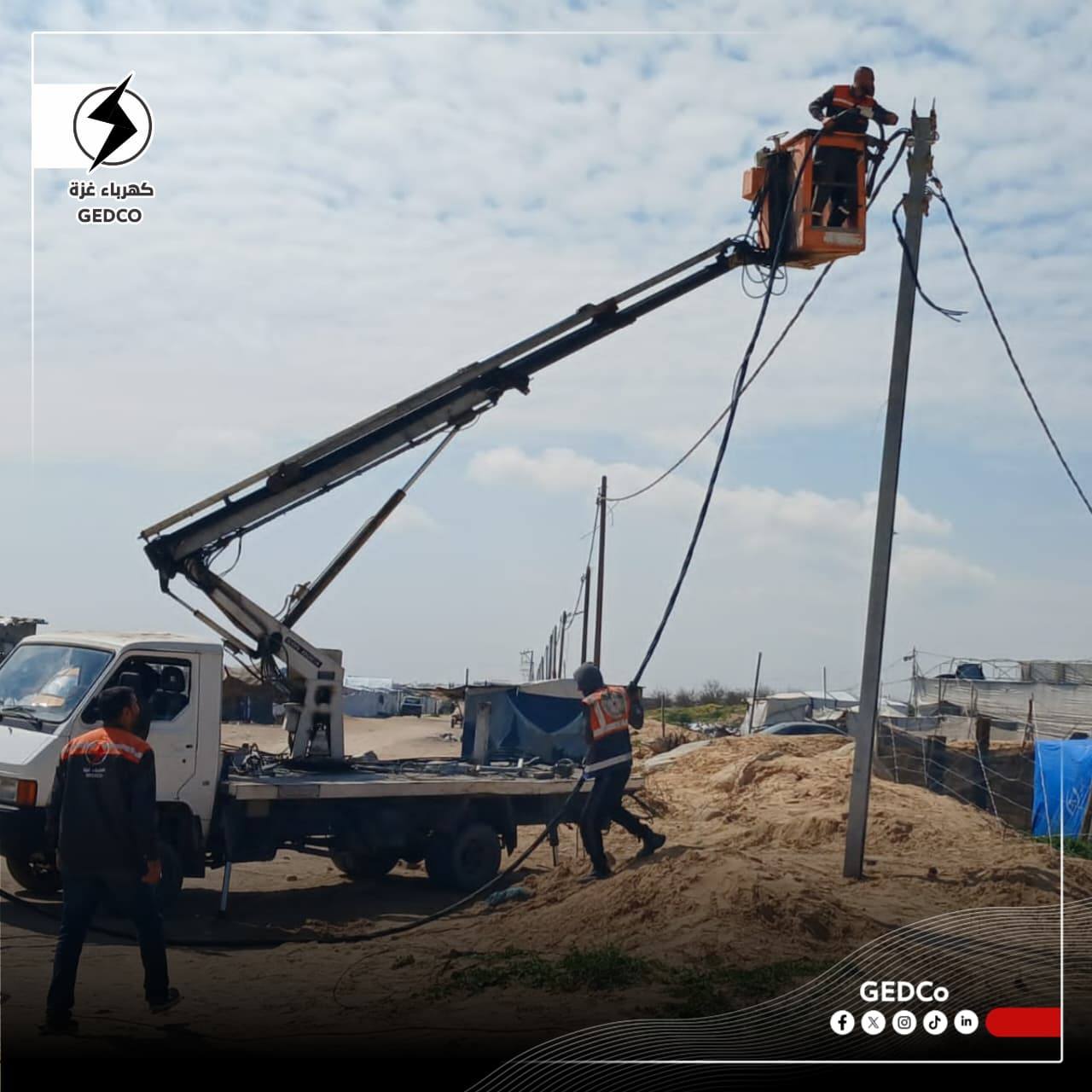 في إطار جهودها المستمرة لتخفيف معاناة المواطنين كهرباء غزة تساهم بتوفير وتركيب شبكة كهرباء لتشغيل خزان مياه وعدد 4 آبار في محافظة خانيونس