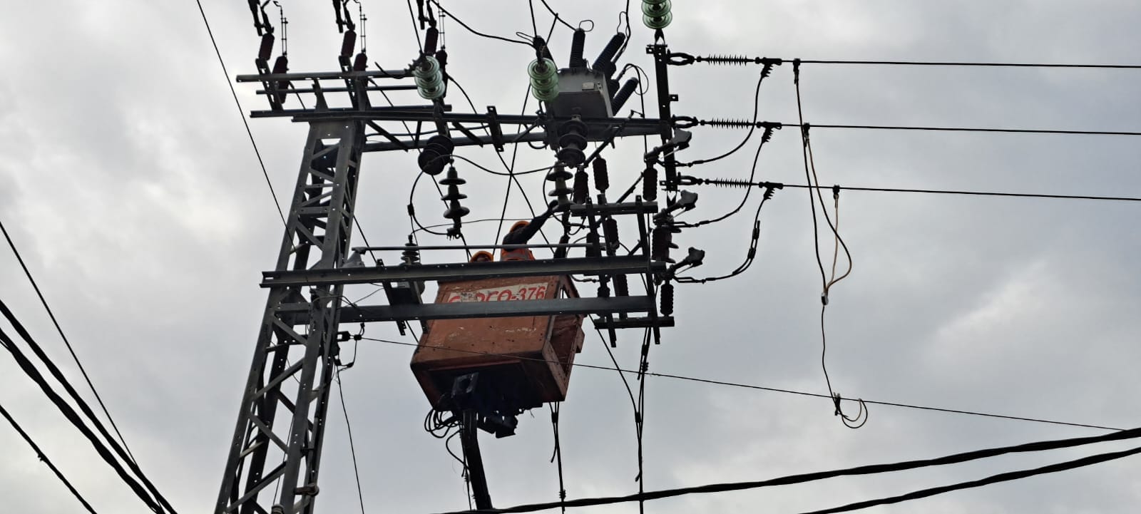 تواصل الطواقم الفنية في شركة توزيع الكهرباء بالعمل على اصلاح الاضرار التي حدثت على الشبكة جراء القصف الصهيوني المتواصل على محافظة رفح