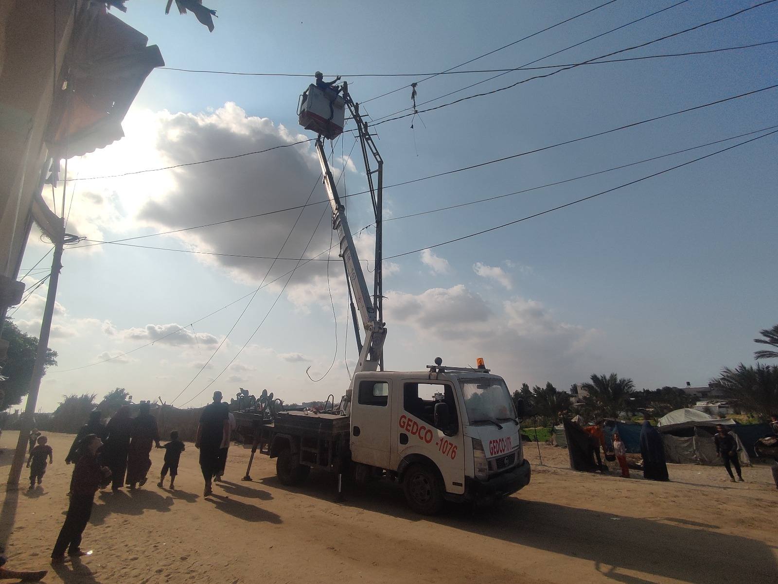 طواقم شركة توزيع الكهرباء بدأت بتنفيذ أعمال صيانة وتأهيل لشبكة الكهرباء المغذية لمضخة الصرف الصحي وخزان مياه البركة جنوب مدينة دير البلح