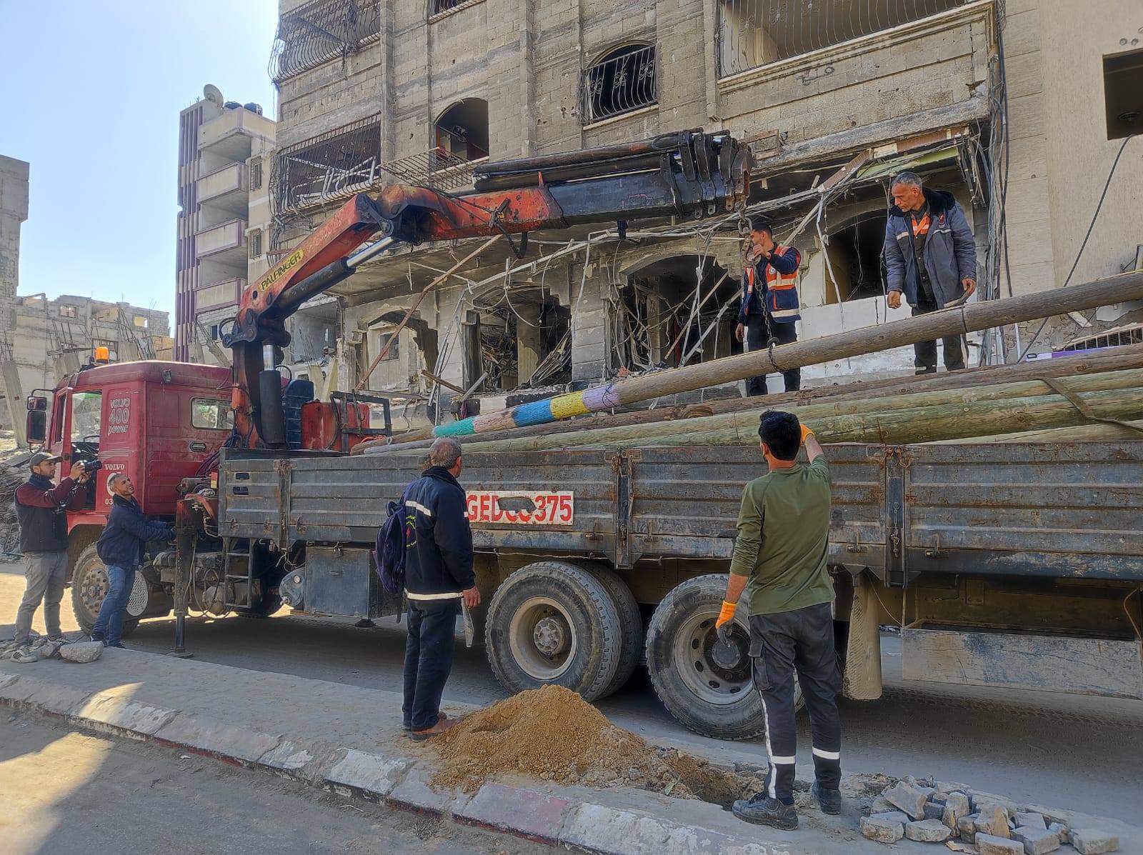 تمديد شبكة كهرباء في مدينة خانيونس لتأمين تغذية عدد من المرافق بواسطة مولدات مملوكة لاحدى شركات القطاع الخاص بالمدينة