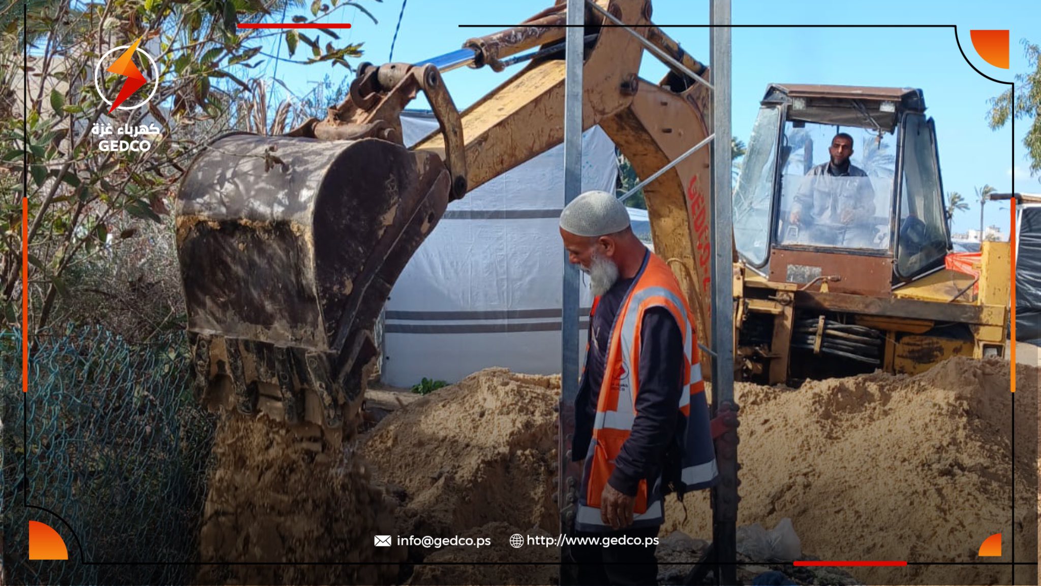 كهرباء غزة تزيل خطرًا يهدد خيام النازحين في مواصي خان يونس