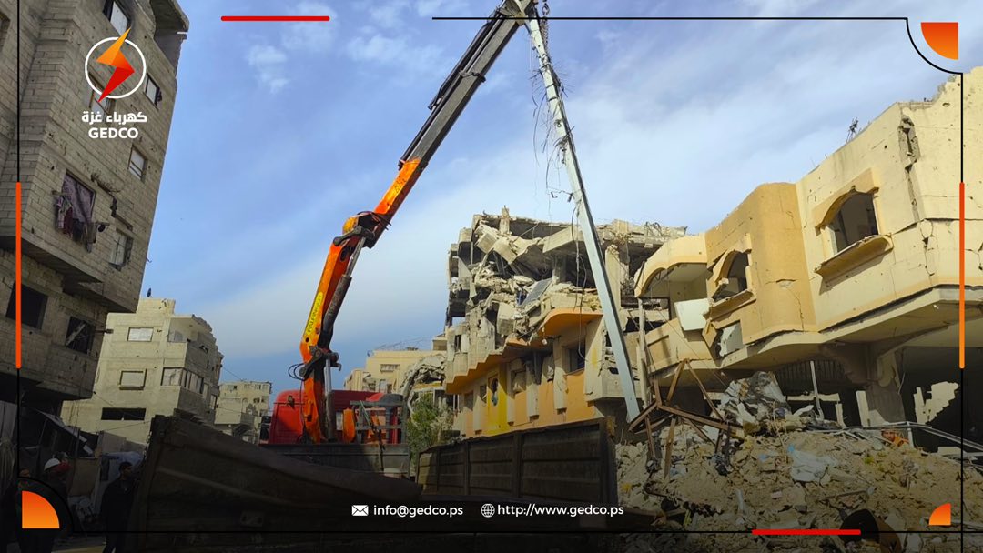 تدخلات طارئة لطواقم كهرباء غزة في شمال القطاع لتحييد أخطار كهربائية مدمّرة، كانت تُهدد حياة المواطنين وحركة المشاة والمركبات.