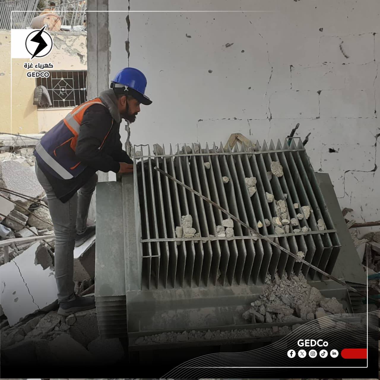بغرض تأمين مكونات شبكة الكهرباء  طواقم كهرباء غزة تنفذ مهام تأمين محولات الكهرباء المتضررة داخل الغرف الأرضية في محافظة رفح