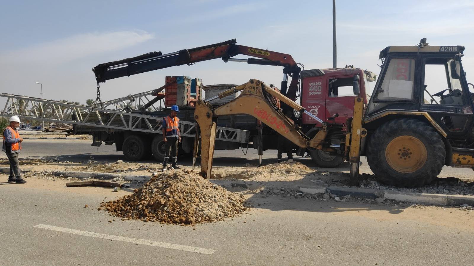 طواقم شركة توزيع الكهرباء تبدأ بتنفيذ أعمال صيانة وتأهيل لعدد من مسارات الشبكات الكهربائية استعدادا لتشغيل محطة تحلية مياه "البصة" شمال مدينة دير البلح