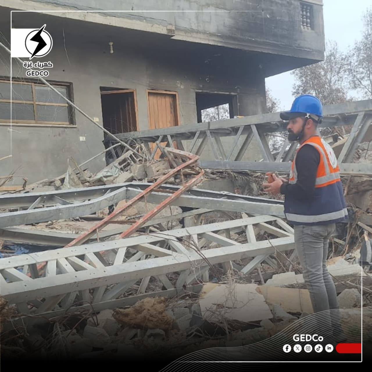 في إطار إزالة الخطر وتأمين مرور آمن للمواطنين طواقم كهرباء غزة تنفذ مهام إزالة مكونات صلبة لشبكات الكهرباء المتضررة في محافظة رفح