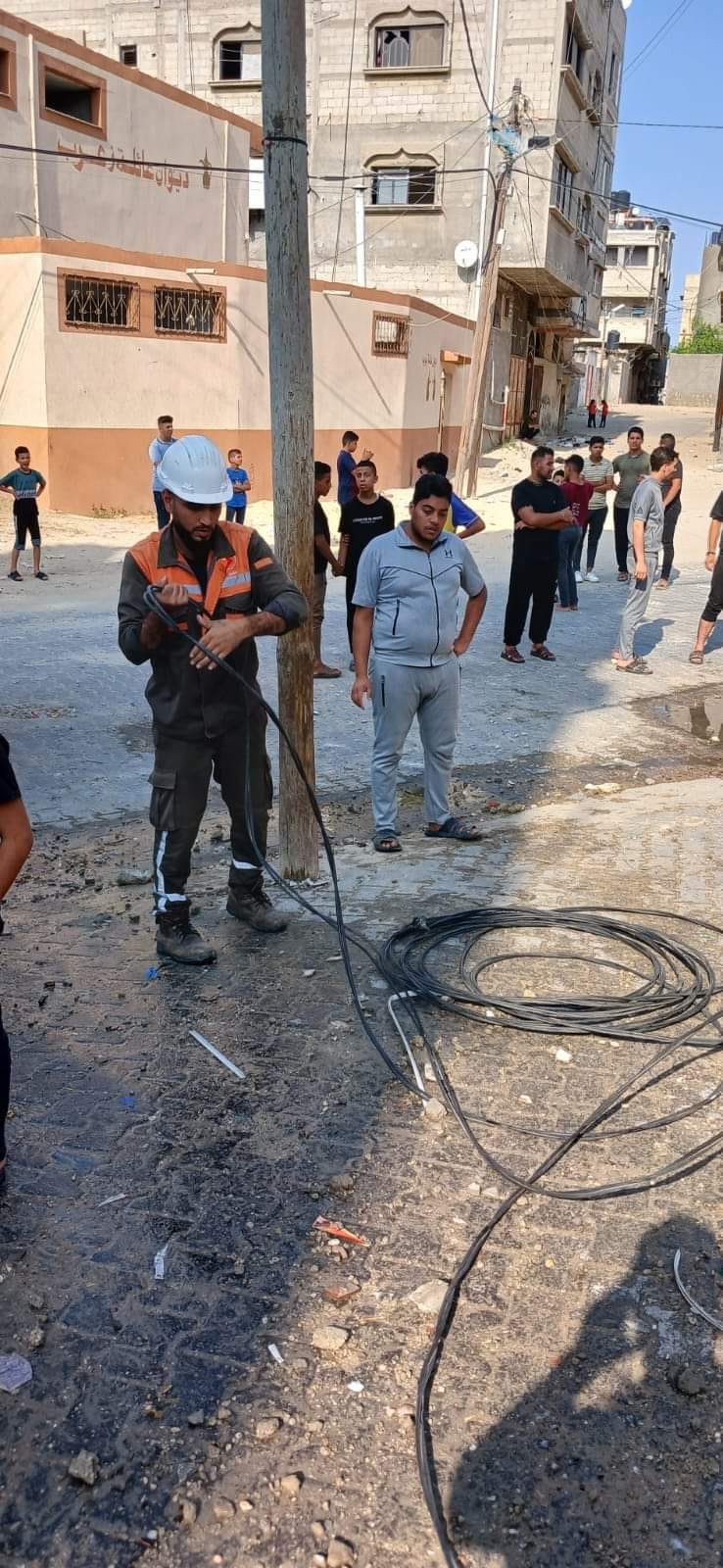 بعضاً من صور الطواقم الفنية بالعمل على اصلاح بعض الاعطال الناجمة عن القصف الصهيوني في محافظة خانيونس  حيث تم بحمد الله توصيل الكوابل واستبدال المحول المتضرر وتأمين الكهرباء للمواطنين