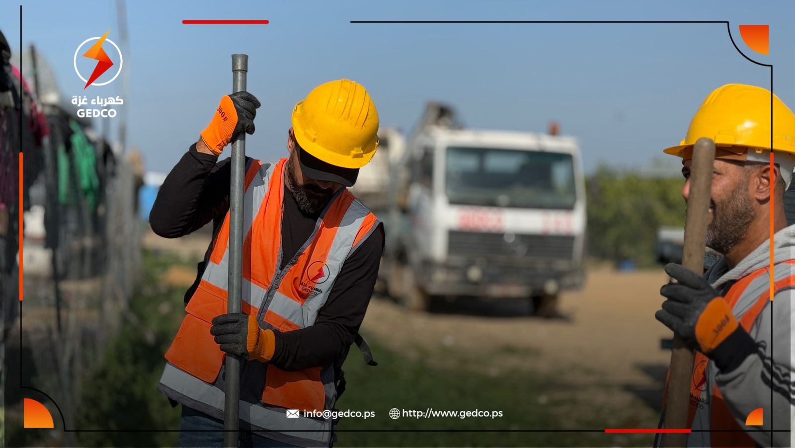 في خطوة إنسانية… تجهيز شبكة كهرباء لمدرسة وعيادة صحية في مواصي خان يونس