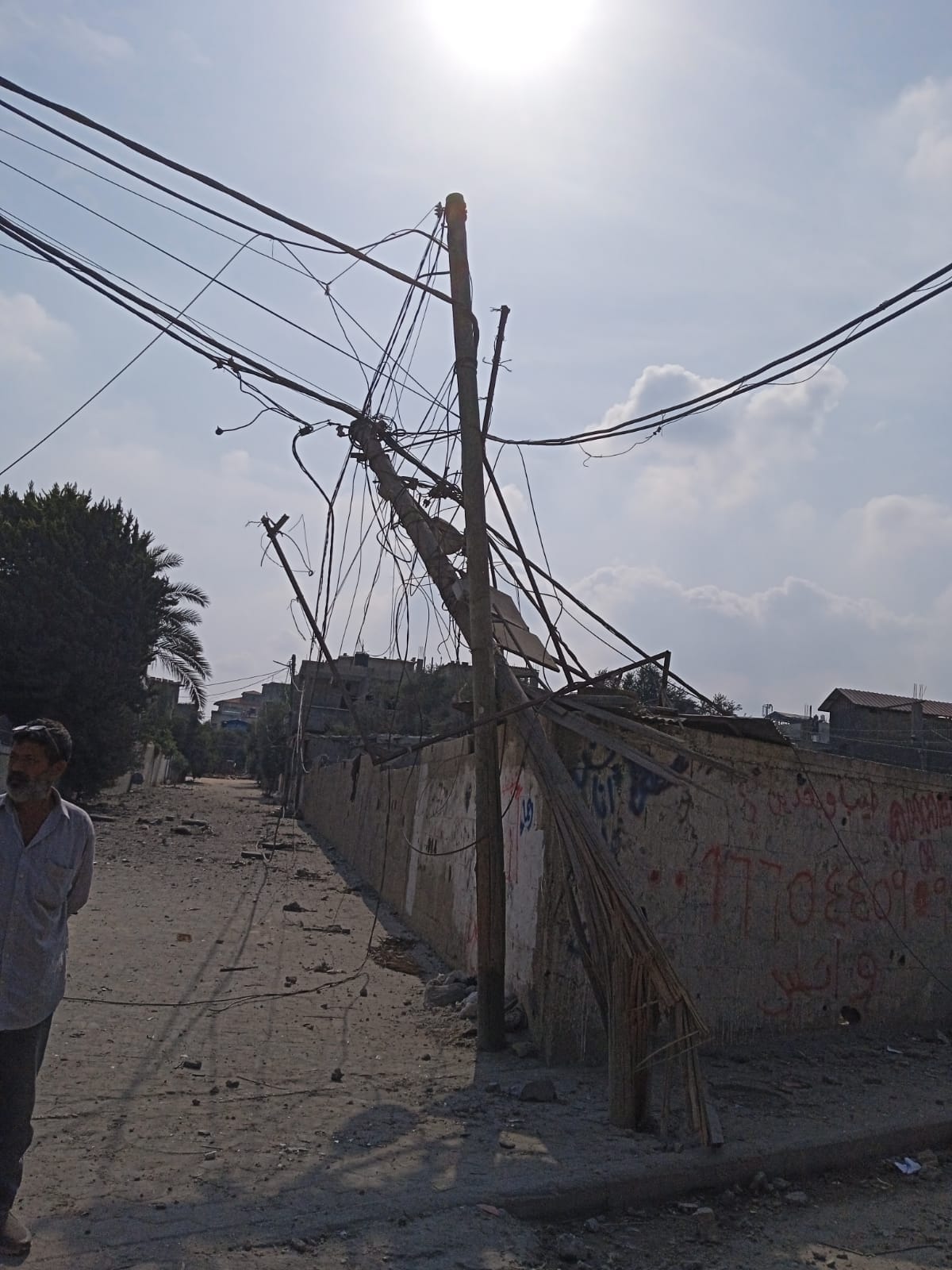 رغم الخطر والدمار، أبطال الكهرباء يواصلون رسالتهم في الميدان